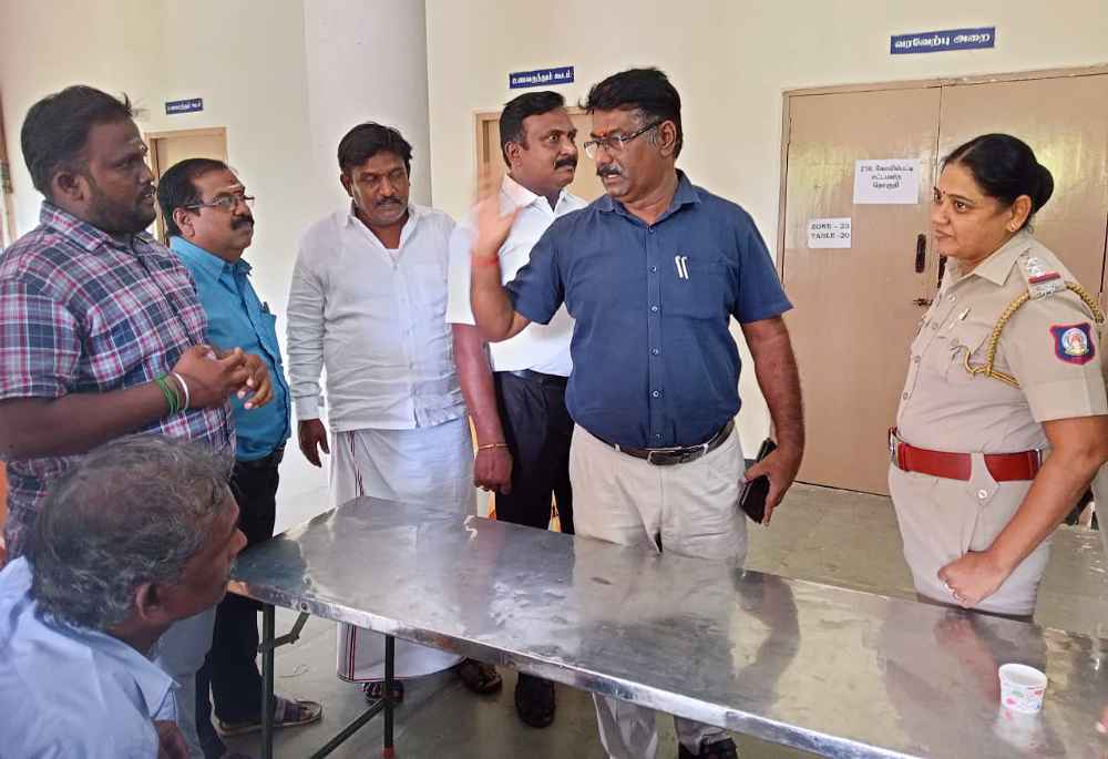 செய்தியாளர்களை அவதூறாக பேசிய கோவில்பட்டி தாசில்தாரை கண்டித்து தர்ணா போராட்டம் செய்தியாளர்களை அவதூறாக பேசிய கோவில்பட்டி தாசில்தாரை கண்டித்து தர்ணா போராட்டம்