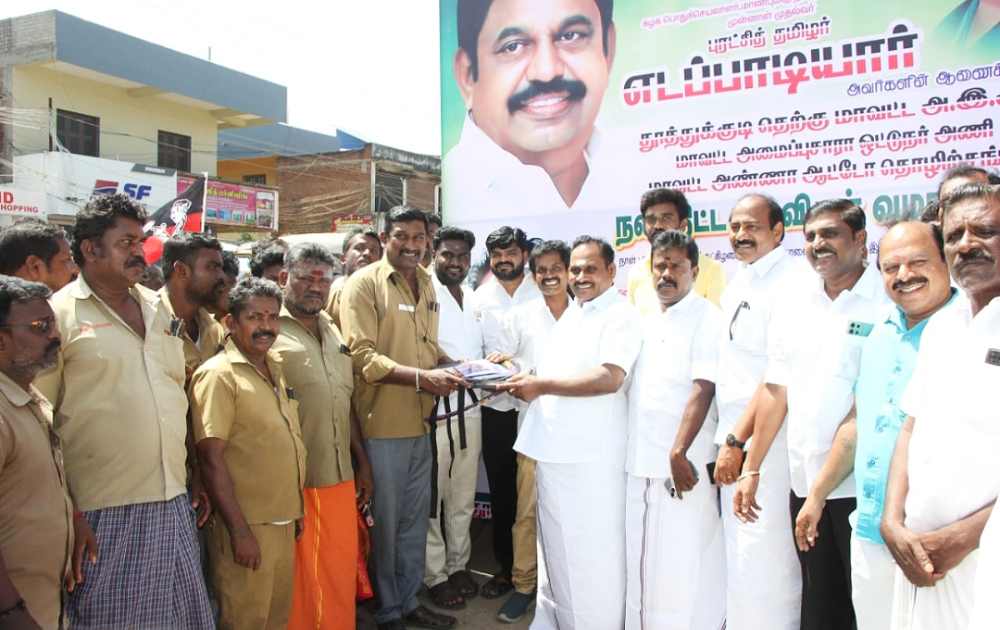 தூத்துக்குடியில் அதிமுக சார்பில் ஆட்டோ தொழிலாளர்களுக்கு முன்னாள் அமைச்சர் எஸ்.பி.சண்முகநாதன் நலத்திட்ட உதவிகள் வழங்கினார் தூத்துக்குடியில் அதிமுக சார்பில் ஆட்டோ தொழிலாளர்களுக்கு முன்னாள் அமைச்சர் எஸ்.பி.சண்முகநாதன் நலத்திட்ட உதவிகள் வழங்கினார்