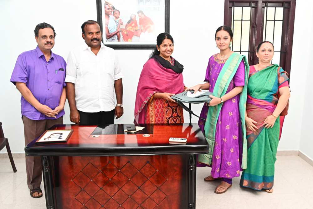 10 மற்றும் 12-ஆம் வகுப்பு பொதுத்தேர்வில் முதல் 3 இடங்களை பிடித்த மாணவ, மாணவிகளை பாராட்டி, பரிசுகளை கனிமொழி எம்பி வழங்கினார் 10 மற்றும் 12-ஆம் வகுப்பு பொதுத்தேர்வில் முதல் 3 இடங்களை பிடித்த மாணவ, மாணவிகளை பாராட்டி, பரிசுகளை கனிமொழி எம்பி வழங்கினார்