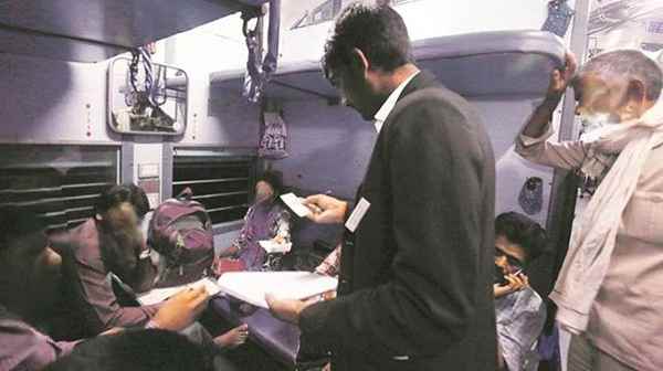 தூத்துக்குடி- மைசூர் ரயிலில் உரிய பயணச்சீட்டு இல்லாமல் முன்பதிவு செய்யப்பட்ட ரயில் பெட்டிகளில் பயணம் செய்த நபர்களுக்கு அபராதம் ரூ1.64 லட்சம் வசூல் – தெற்கு ரயில்வே தகவல் தூத்துக்குடி- மைசூர் ரயிலில் உரிய பயணச்சீட்டு இல்லாமல் முன்பதிவு செய்யப்பட்ட ரயில் பெட்டிகளில் பயணம் செய்த நபர்களுக்கு அபராதம் ரூ1.64 லட்சம் வசூல் – தெற்கு ரயில்வே தகவல்