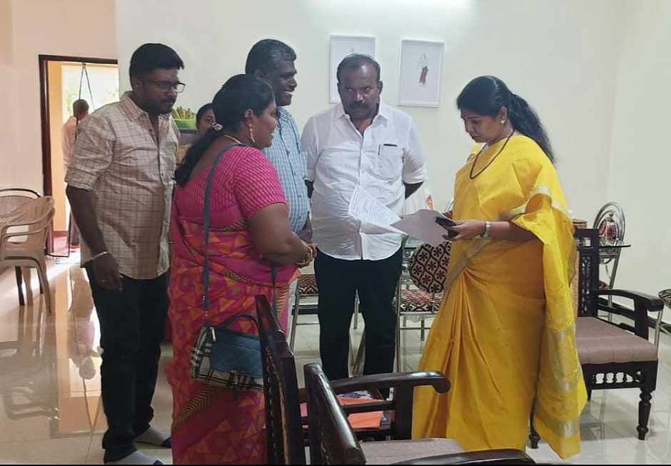 தூத்துக்குடி: தமிழ்நாடு காது கேளாதோர் கூட்டமைப்பினர் கனிமொழி எம்பி-க்கு நேரில் வாழ்த்து தெரிவித்தனர் தூத்துக்குடி: தமிழ்நாடு காது கேளாதோர் கூட்டமைப்பினர் கனிமொழி எம்பி-க்கு நேரில் வாழ்த்து தெரிவித்தனர்