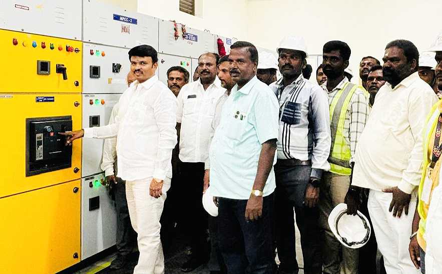 திருச்செந்தூர் சுப்பிரமணிய சுவாமி கோயில் வளாகத்தில் புதிய மின் நிலையத்தின் செயல்பாட்டை அறங்காவலர் குழுத்தலைவர் அருள்முருகன் துவக்கி வைத்தார் திருச்செந்தூர் சுப்பிரமணிய சுவாமி கோயில் வளாகத்தில் புதிய மின் நிலையத்தின் செயல்பாட்டை அறங்காவலர் குழுத்தலைவர் அருள்முருகன் துவக்கி வைத்தார்