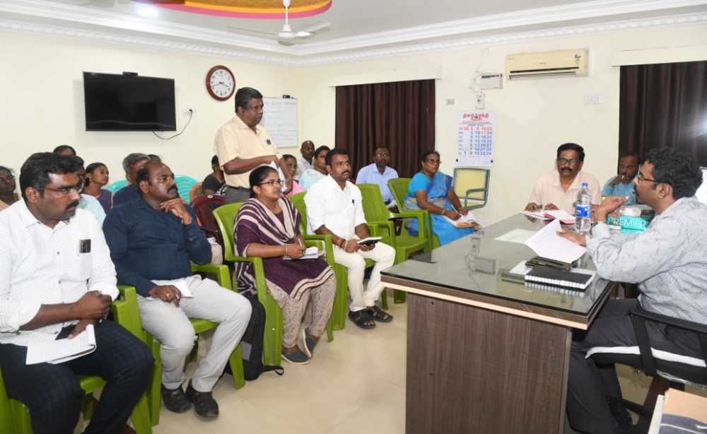 திருச்செந்தூரில் கலைஞரின் கனவு இல்லம் திட்டத்தில் பயனாளிகள் தேர்வு செய்யும் பணிகள் – மாவட்ட ஆட்சித்தலைவர் லட்சுமிபதி தலைமையில் சம்பந்தப்பட்ட அலுவலர்களுடன் ஆய்வுக்கூடம் திருச்செந்தூரில் கலைஞரின் கனவு இல்லம் திட்டத்தில் பயனாளிகள் தேர்வு செய்யும் பணிகள் – மாவட்ட ஆட்சித்தலைவர் லட்சுமிபதி தலைமையில் சம்பந்தப்பட்ட அலுவலர்களுடன் ஆய்வுக்கூடம்