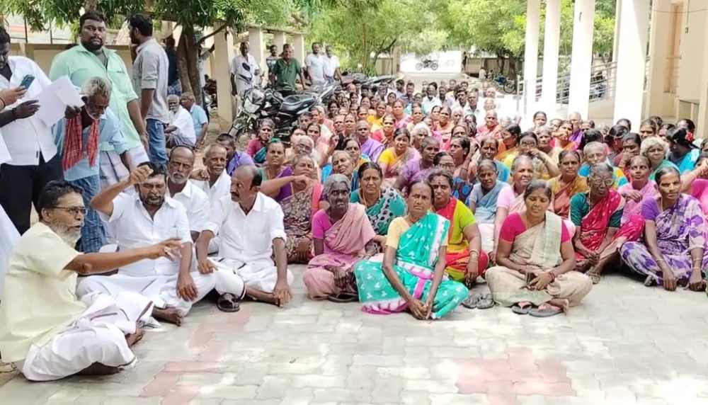 கோவில் நிலத்தை ஆக்கிரமித்தவர்கள் மீது நடவடிக்கை எடுக்கக்கோரி கோட்டாட்சியர் அலுவலகத்தை முற்றுகையிட்டு கிராம மக்கள் போராட்டத்தில் ஈடுபட்டனர் கோவில் நிலத்தை ஆக்கிரமித்தவர்கள் மீது நடவடிக்கை எடுக்கக்கோரி கோட்டாட்சியர் அலுவலகத்தை முற்றுகையிட்டு கிராம மக்கள் போராட்டத்தில் ஈடுபட்டனர்