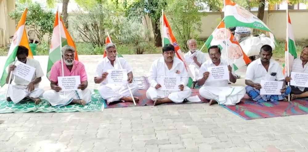 சாலை வசதி கோரி – கோவில்பட்டியில் தமிழ் மாநில காங்கிரஸ் கட்சியினர் போராட்டம் சாலை வசதி கோரி – கோவில்பட்டியில் தமிழ் மாநில காங்கிரஸ் கட்சியினர் போராட்டம்