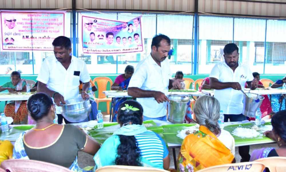 கலைஞர் பிறந்தநாளையொட்டி மாப்பிள்ளை யூரணியில் ஊராட்சி மன்ற தலைவர் சரவணக்குமார் உணவு வழங்கினார் கலைஞர் பிறந்தநாளையொட்டி மாப்பிள்ளை யூரணியில் ஊராட்சி மன்ற தலைவர் சரவணக்குமார் உணவு வழங்கினார்