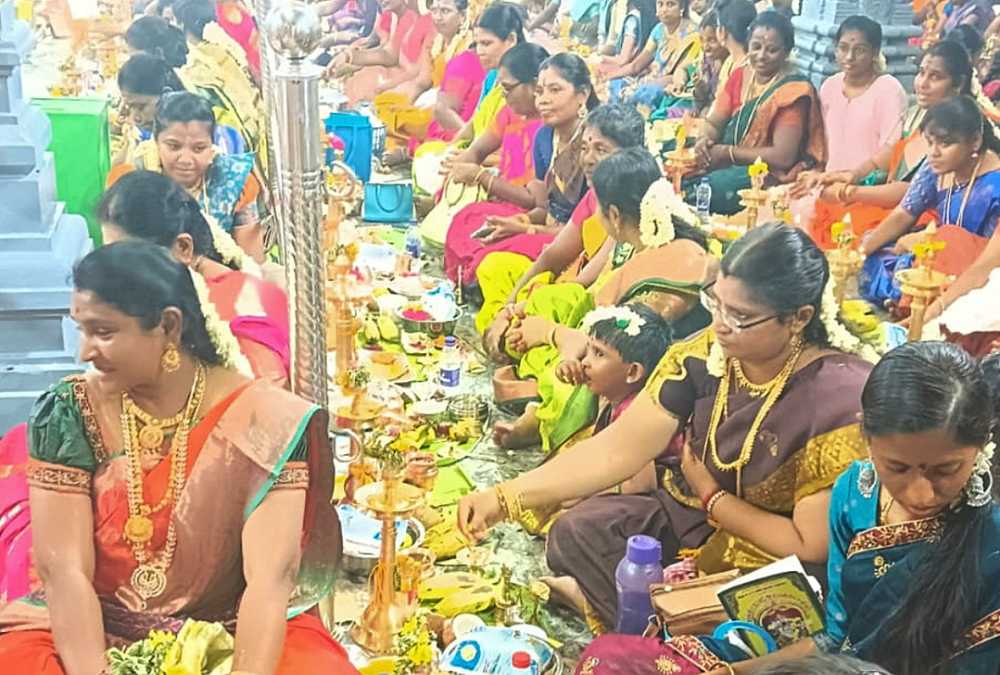 தூத்துக்குடி மேலசண்முகபுரம் பத்திரகாளியம்மன் கோவில் கொடைவிழாவை முன்னிட்டு திருவிளக்கு பூஜை நடைபெற்றத தூத்துக்குடி மேலசண்முகபுரம் பத்திரகாளியம்மன் கோவில் கொடைவிழாவை முன்னிட்டு திருவிளக்கு பூஜை நடைபெற்றத