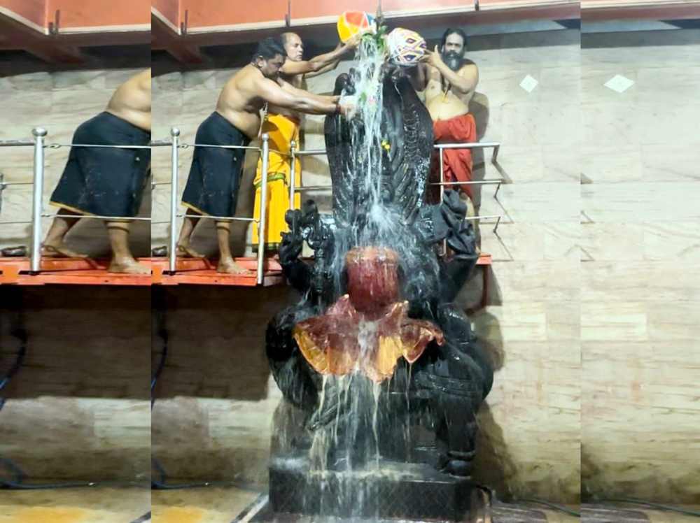 தூத்துக்குடி ஸ்ரீசித்தர் பீடத்தில் வருஷாபிஷேக விழா நடைபெற்றது தூத்துக்குடி ஸ்ரீசித்தர் பீடத்தில் வருஷாபிஷேக விழா நடைபெற்றது