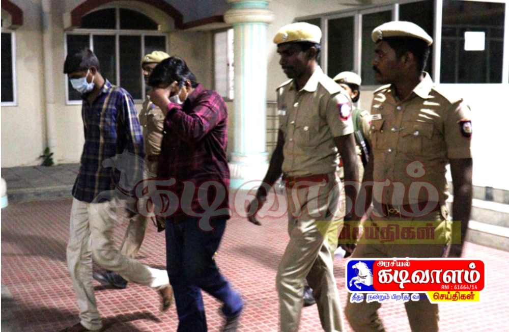 கிரிக்கெட் விளையாடியதில் ஏற்பட்ட தகராறில் இளைஞரை வெட்டி படுகொலை செய்த வழக்கில் இருவருக்கு ஆயுள் தண்டனை – தூத்துக்குடி மாவட்ட கூடுதல் அமர்வு நீதிமன்றம் தீர்ப்பு கிரிக்கெட் விளையாடியதில் ஏற்பட்ட தகராறில் இளைஞரை வெட்டி படுகொலை செய்த வழக்கில் இருவருக்கு ஆயுள் தண்டனை – தூத்துக்குடி மாவட்ட கூடுதல் அமர்வு நீதிமன்றம் தீர்ப்பு