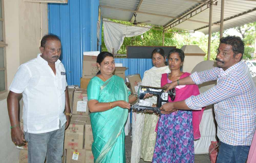 தூத்துக்குடியில் சமூகநலத்துறை மூலம் 30 பேருக்கு தையல் இயந்திரங்கள் அமைச்சர் கீதாஜீவன் வழங்கினார் தூத்துக்குடியில் சமூகநலத்துறை மூலம் 30 பேருக்கு தையல் இயந்திரங்கள் அமைச்சர் கீதாஜீவன் வழங்கினார்