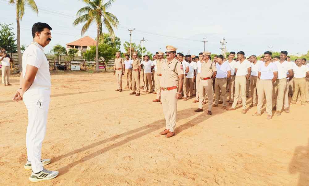தூத்துக்குடி மாவட்ட ஆயுதப்படையினரின் கவாத்து பயிற்சியை மாவட்ட எஸ்பி பாலாஜி சரவணன் பார்வையிட்டு ஆய்வு தூத்துக்குடி மாவட்ட ஆயுதப்படையினரின் கவாத்து பயிற்சியை மாவட்ட எஸ்பி பாலாஜி சரவணன் பார்வையிட்டு ஆய்வு