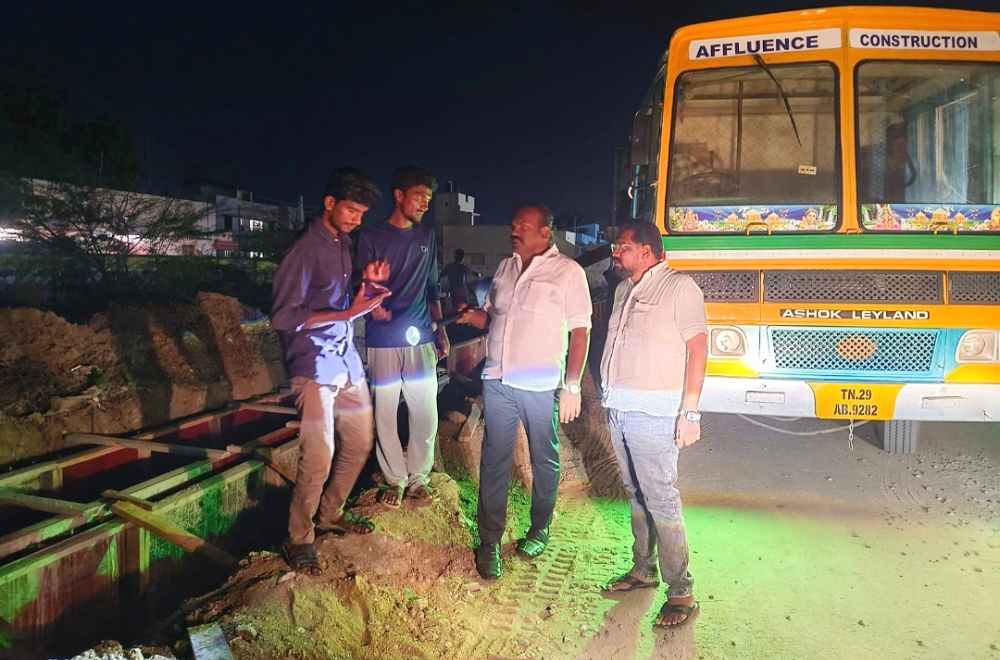 தூத்துக்குடி கருத்தபாலம் பகுதியில் வடிகால் பணிகளை மேயர் ஜெகன் பொியசாமி ஆய்வு தூத்துக்குடி கருத்தபாலம் பகுதியில் வடிகால் பணிகளை மேயர் ஜெகன் பொியசாமி ஆய்வு
